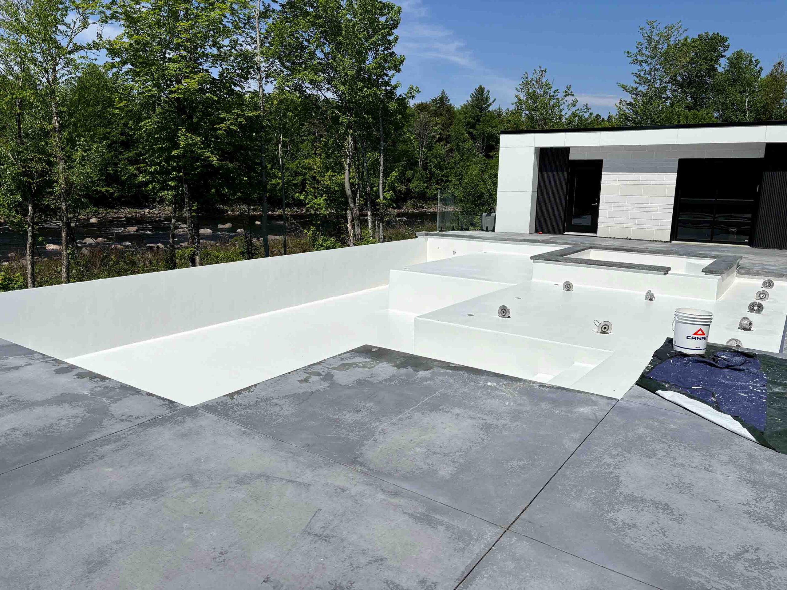 les-2-freres-du-quartier_entrepreneur-general-a-quebec_revetement-de-beton_taille-de-haie_nettoyage-realisations-peinture-de-piscine_apres1