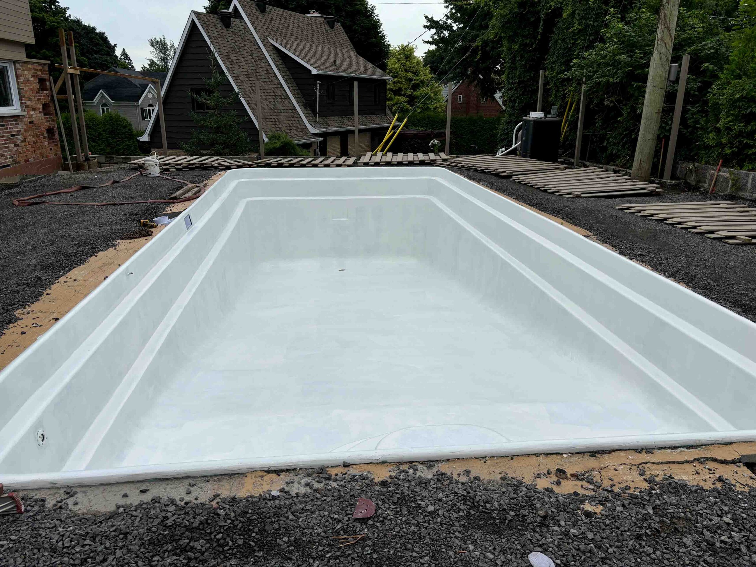 les-2-freres-du-quartier_entrepreneur-general-a-quebec_revetement-de-beton_taille-de-haie_nettoyage-realisations-peinture-de-piscine_apres2