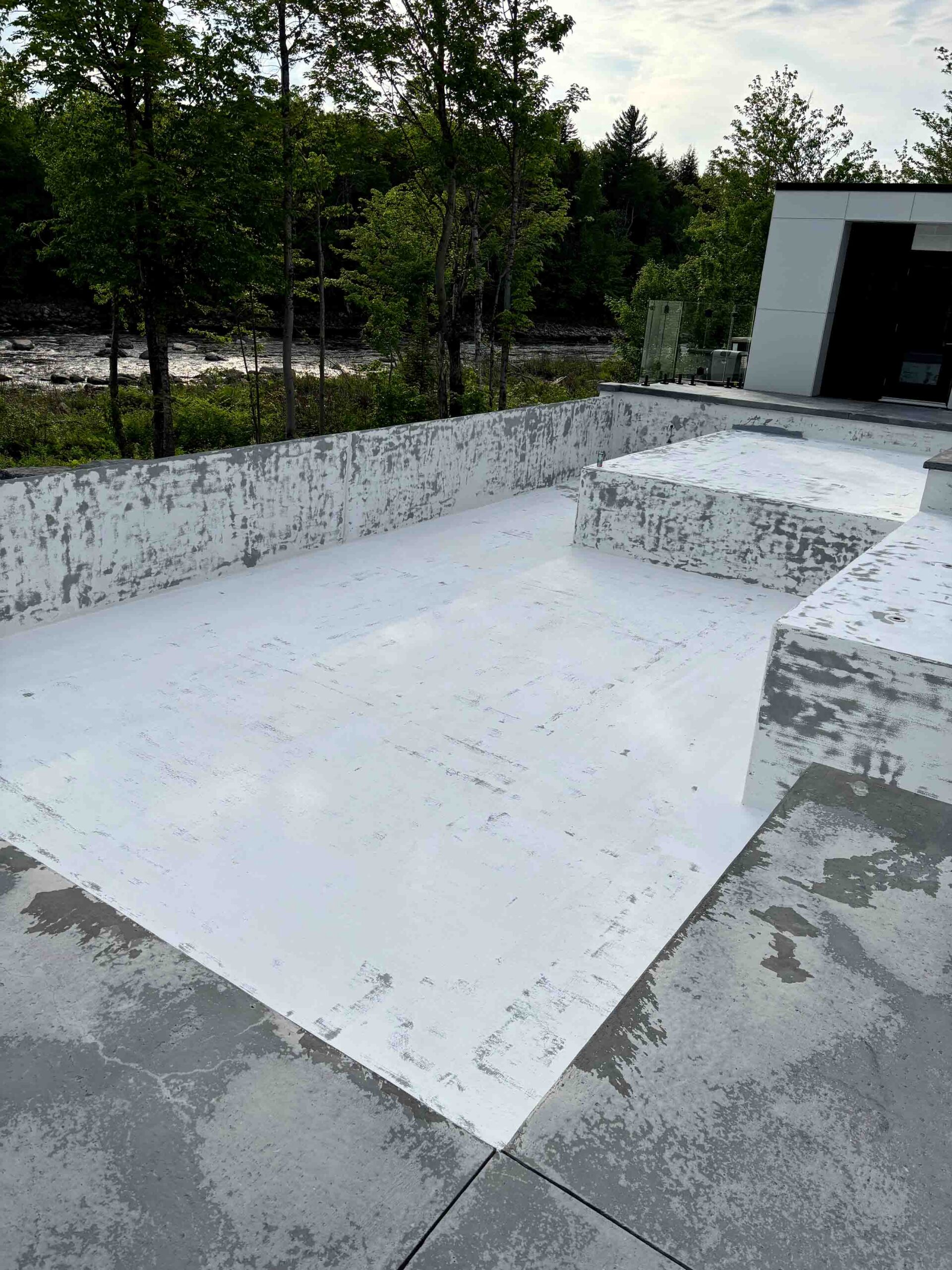 les-2-freres-du-quartier_entrepreneur-general-a-quebec_revetement-de-beton_taille-de-haie_nettoyage-realisations-peinture-de-piscine_avant1