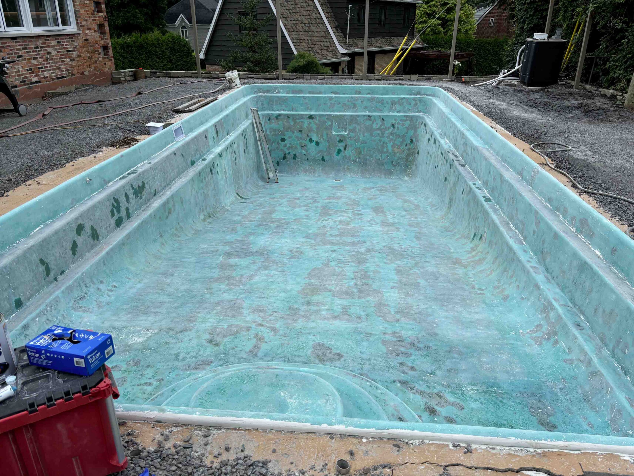 les-2-freres-du-quartier_entrepreneur-general-a-quebec_revetement-de-beton_taille-de-haie_nettoyage-realisations-peinture-de-piscine_avant2