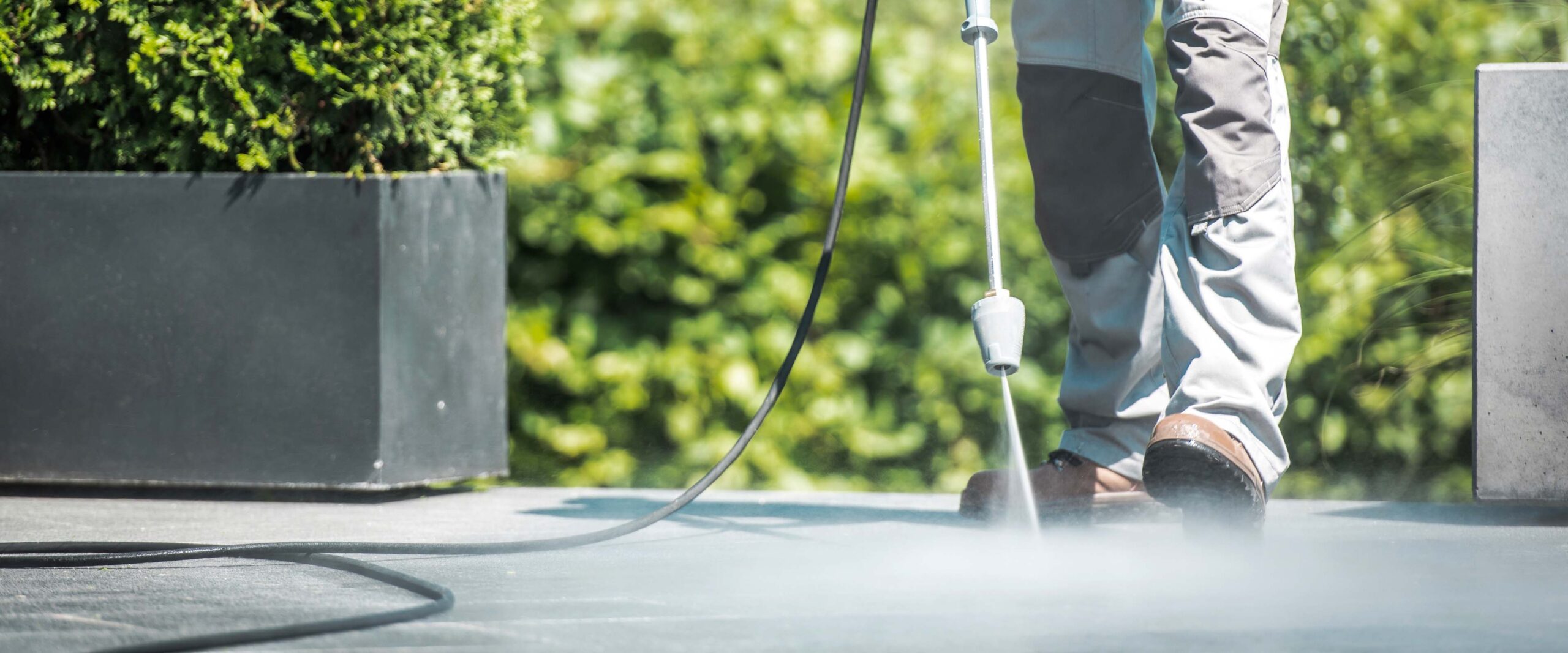 les-2-freres-du-quartier_entrepreneur-general-a-quebec_revetement-de-beton_taille-de-haie_nettoyage-saisonnier_header-accueil