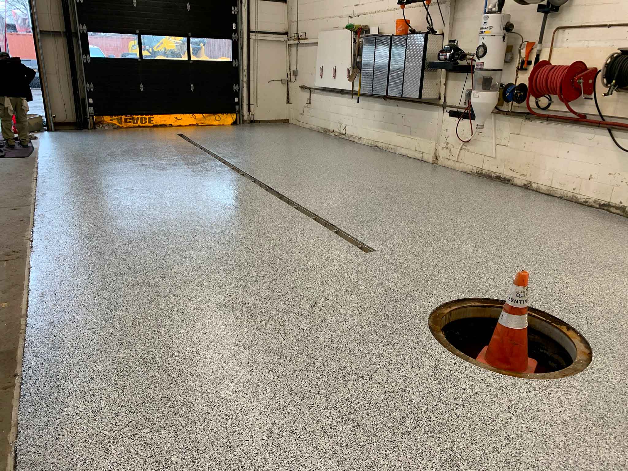 les-2-freres-du-quartier_entrepreneur-general-a-quebec_revetement-de-beton_taille-de-haie_nettoyage-saisonnier_realisations-revetement-de-surface_apres1