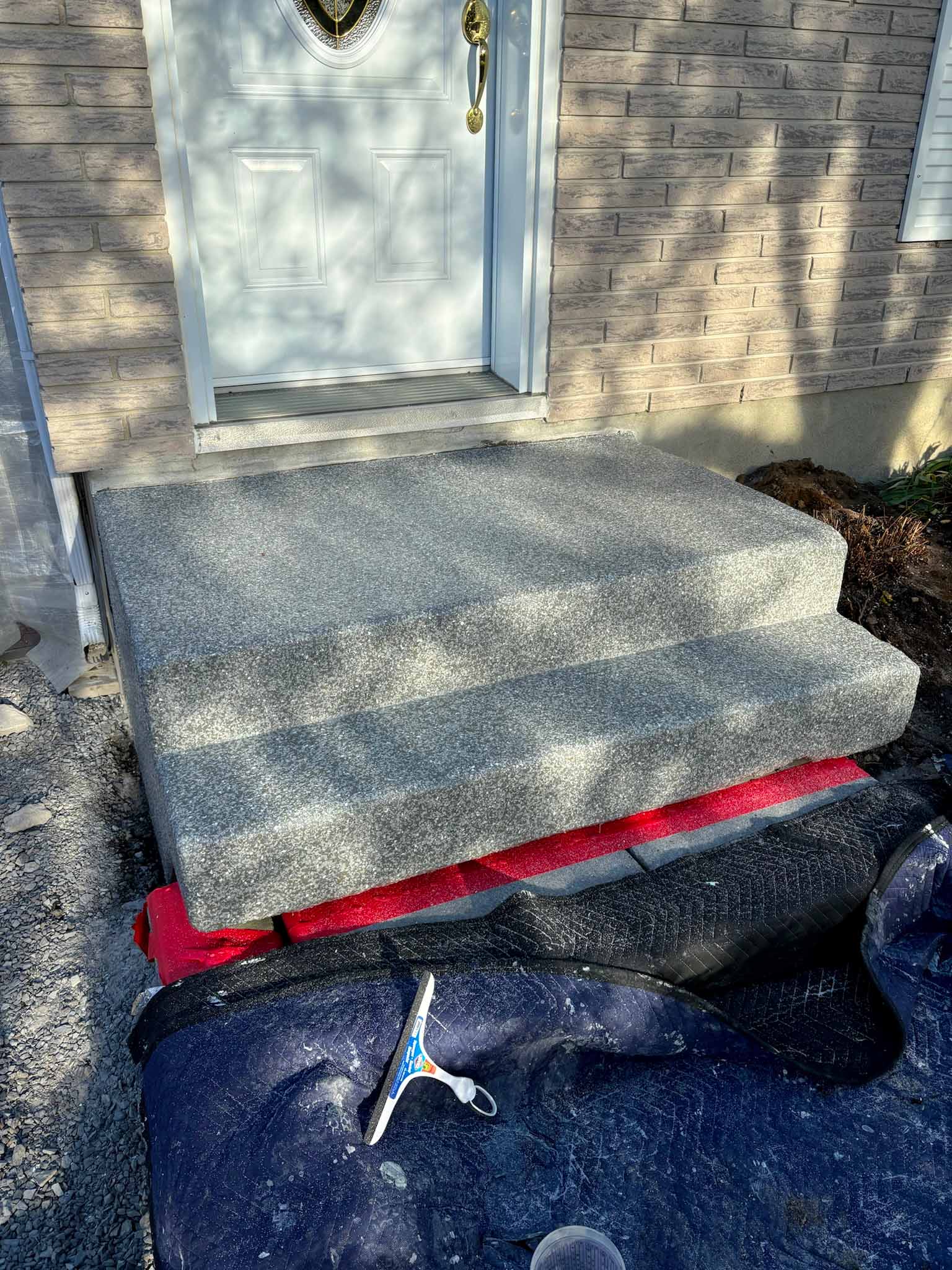 les-2-freres-du-quartier_entrepreneur-general-a-quebec_revetement-de-beton_taille-de-haie_nettoyage-saisonnier_realisations-revetement-de-surface_apres3