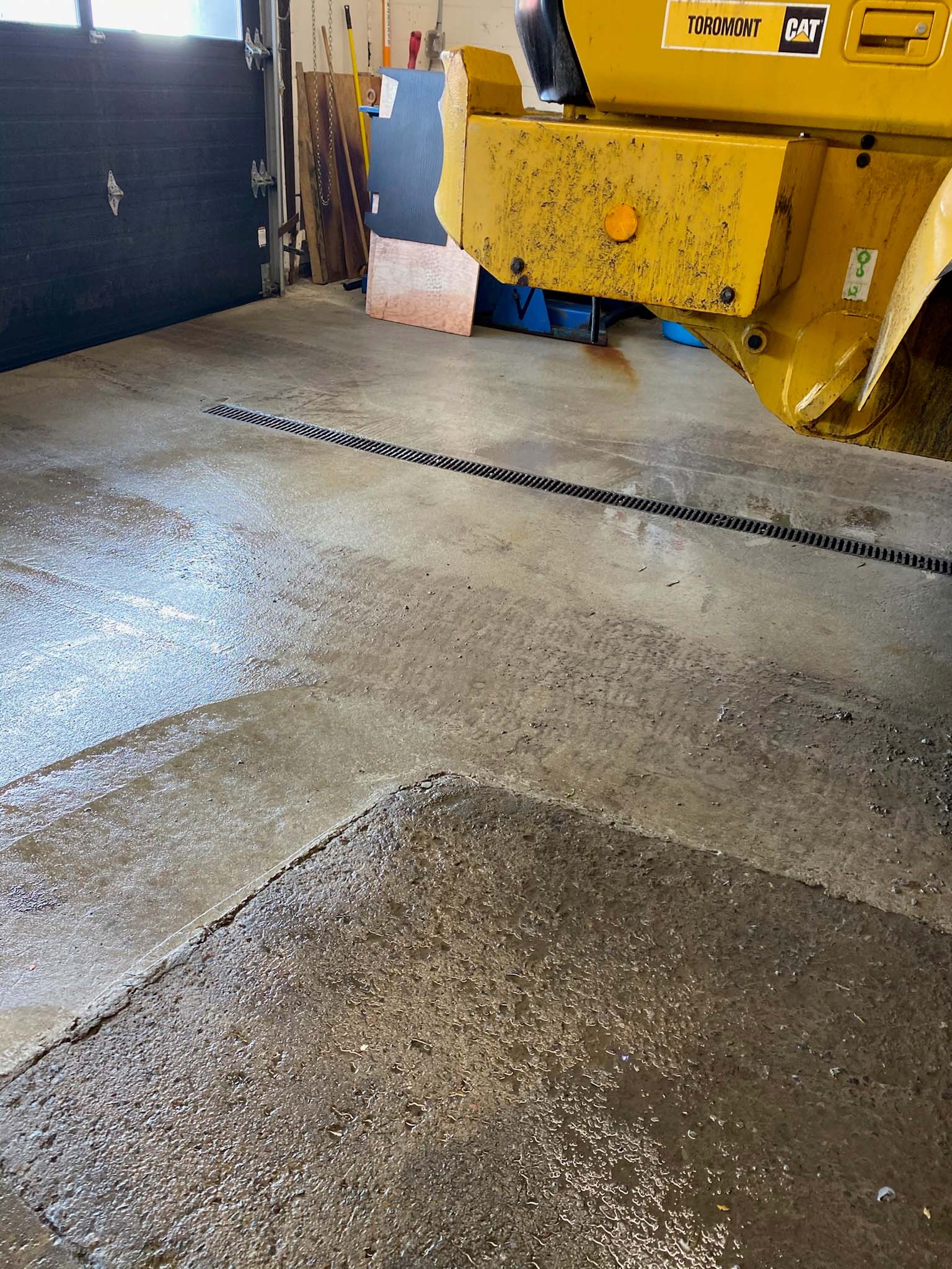 les-2-freres-du-quartier_entrepreneur-general-a-quebec_revetement-de-beton_taille-de-haie_nettoyage-saisonnier_realisations-revetement-de-surface_avant1