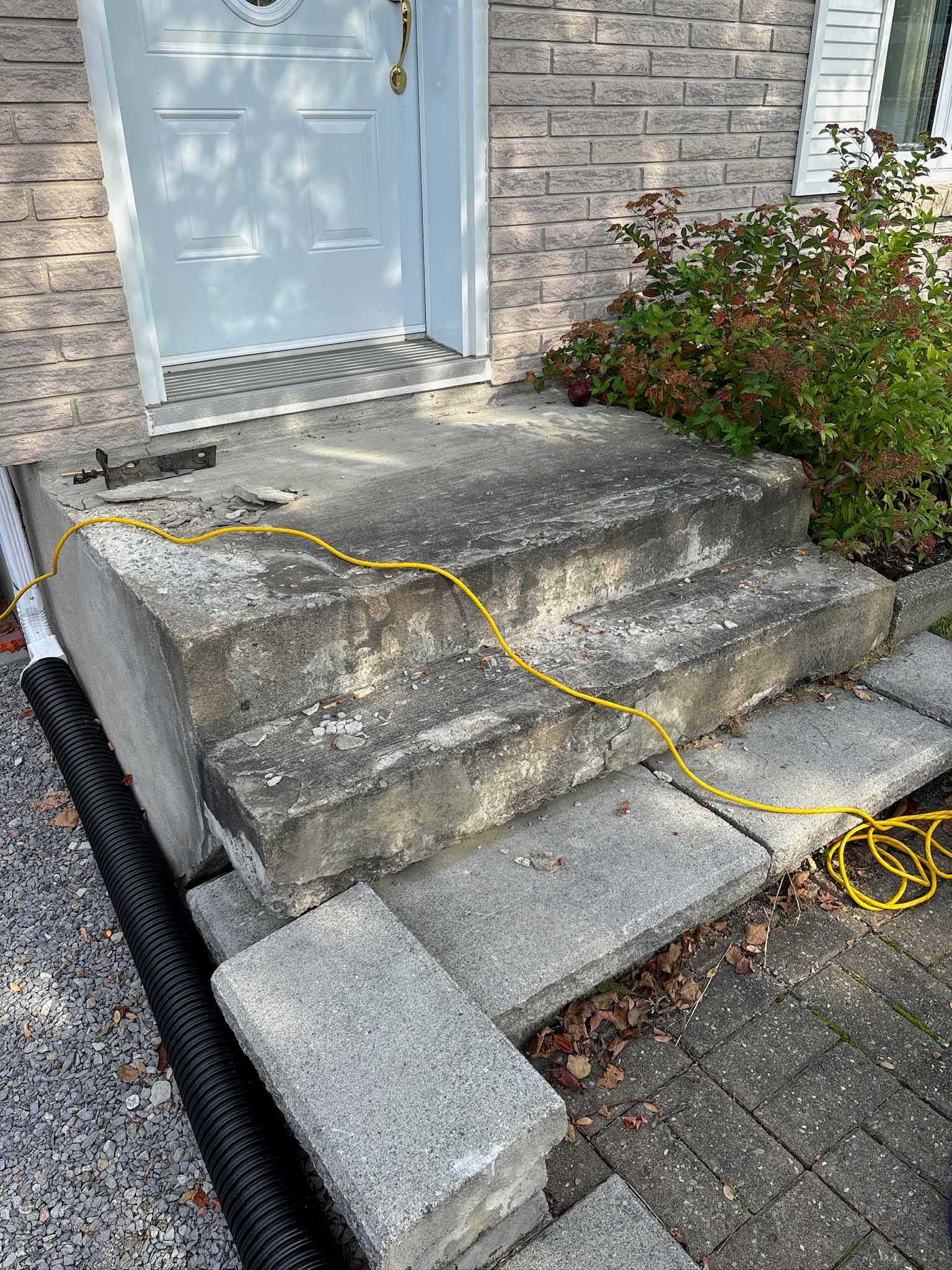 les-2-freres-du-quartier_entrepreneur-general-a-quebec_revetement-de-beton_taille-de-haie_nettoyage-saisonnier_realisations-revetement-de-surface_avant3