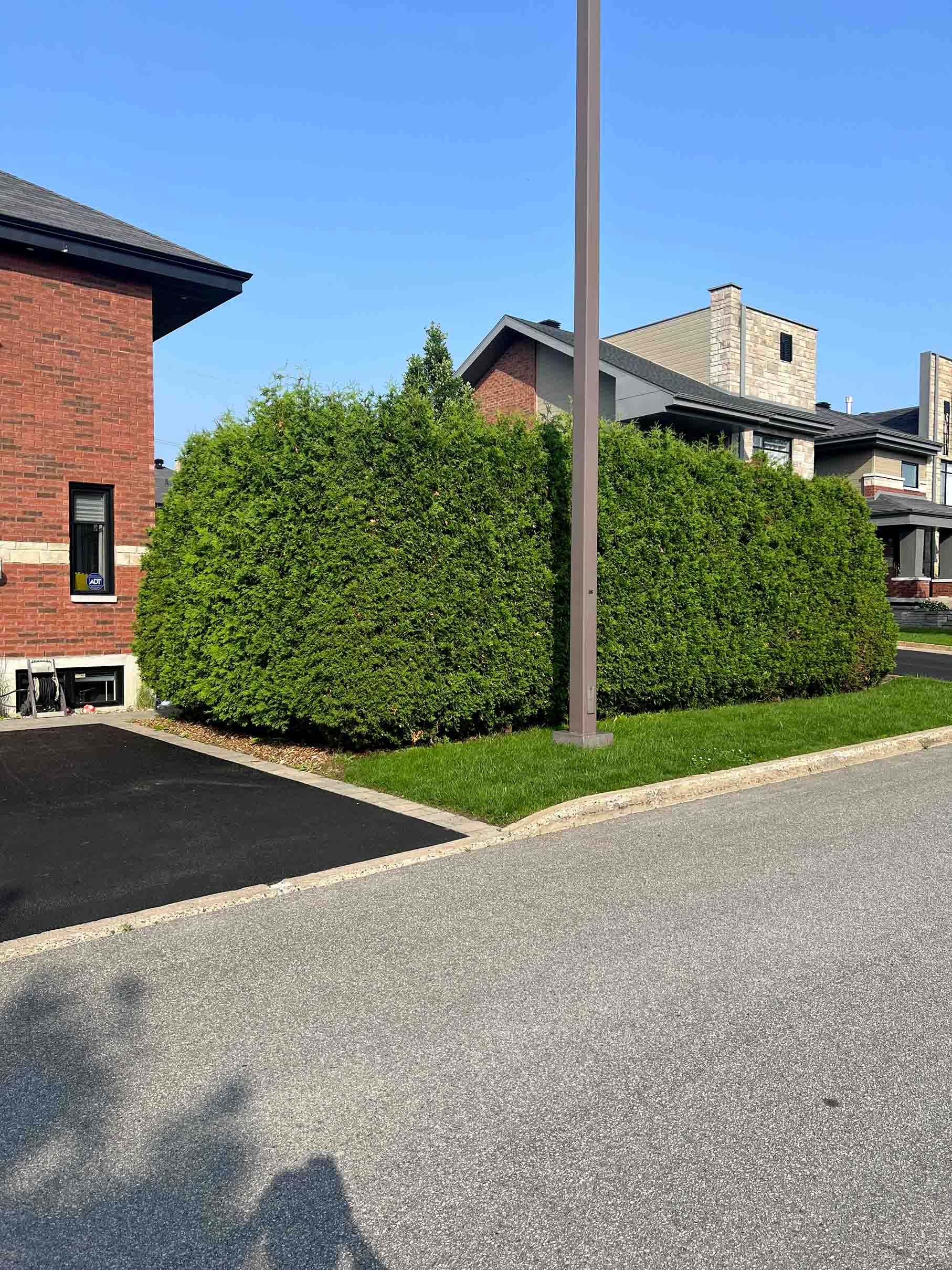 les-2-freres-du-quartier_entrepreneur-general-a-quebec_revetement-de-beton_taille-de-haie_nettoyage-saisonnier_services-paysagement_inspiration1