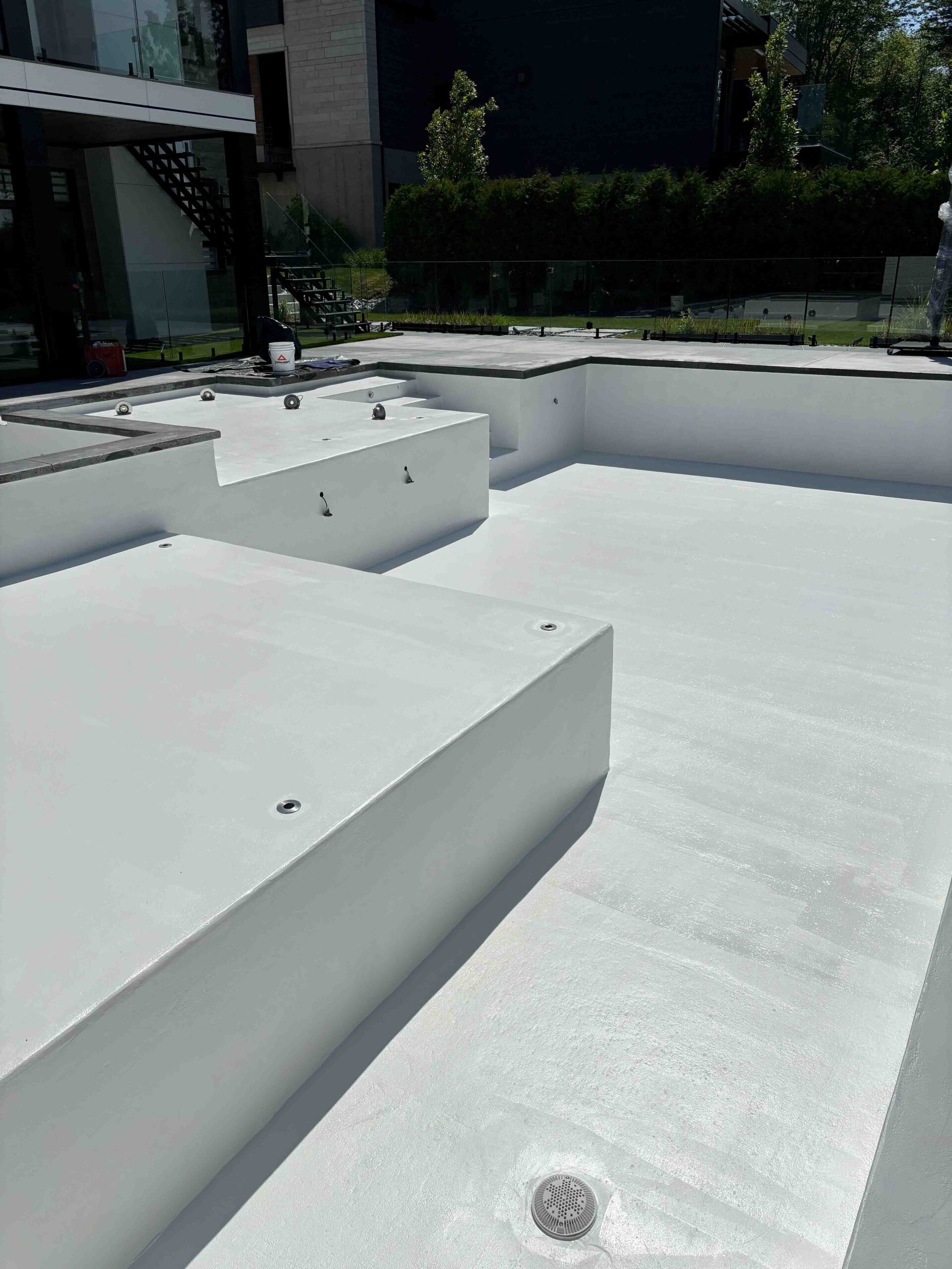 les-2-freres-du-quartier_entrepreneur-general-a-quebec_revetement-de-beton_taille-de-haie_nettoyage-saisonnier_services-peinture-de-piscine