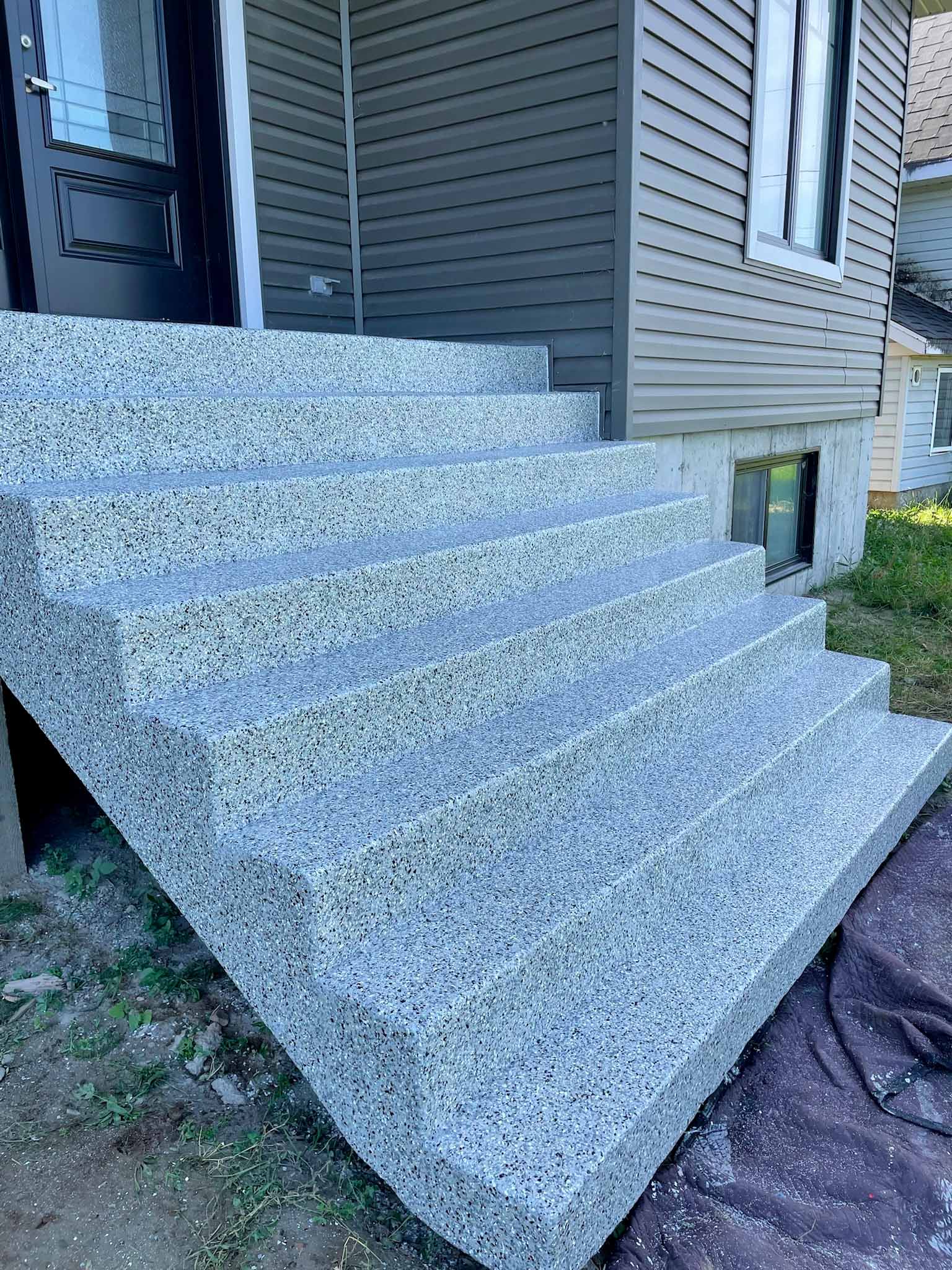 les-2-freres-du-quartier_entrepreneur-general-a-quebec_revetement-de-beton_taille-de-haie_nettoyage-saisonnier_services-revetement-de-surface